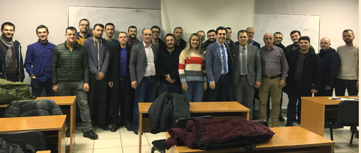 Udhëheqësi i Sistemit të Rrjetit Sizmik të Kosovës ligjëron para studentëve të UBT-së