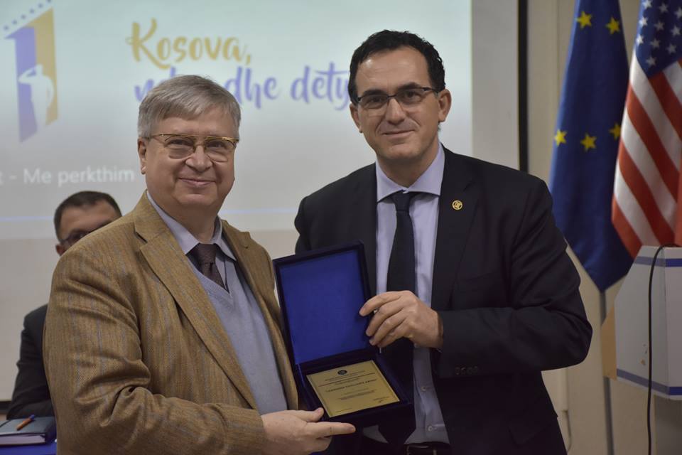 UBT organizoi ceremoni për nder të 11-vjetorit të Pavarësisë së Kosovës – Përçohet mesazhi që të punohet për ngritjen e imazhit të vendit (Foto&Video)