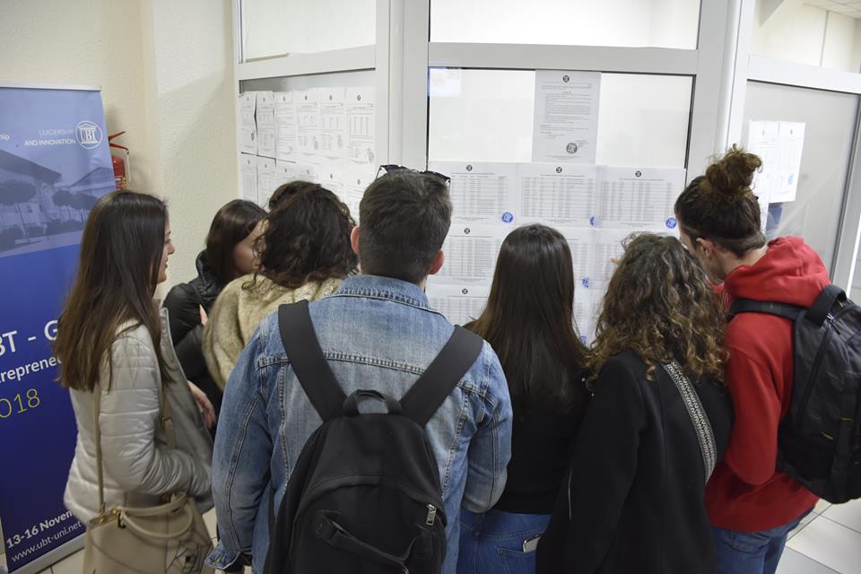 UBT ndan qindra bursa për studentët e dalluar