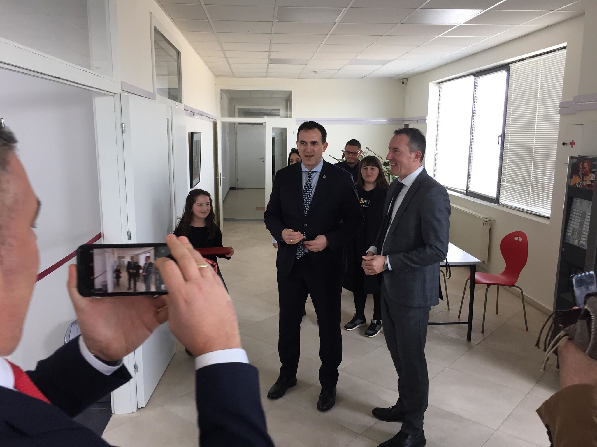 UBT dhe Raiffaisen Bank hapin laboratorin më inovativ të teknologjisë në Kosovë (Video)