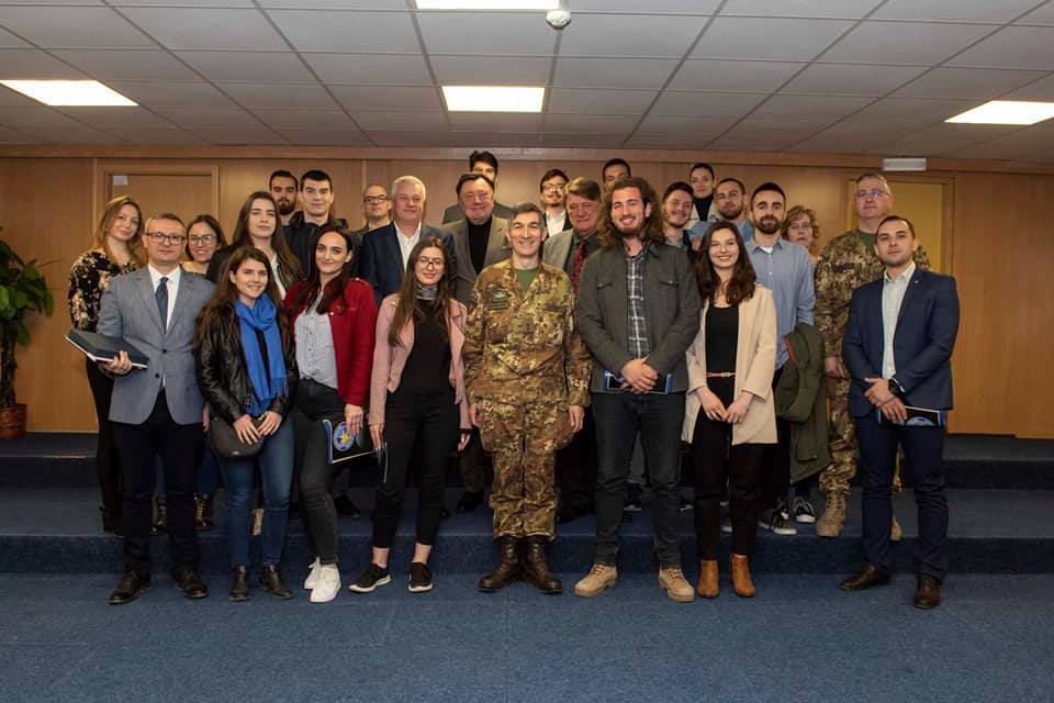 Të rinjtë nga Kosova e nga Serbia diskutojnë për sfidat e bashkëpunimit