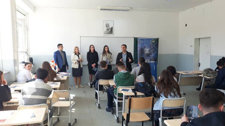 UBT orienton në karrierë nxënësit e Mitrovicës
