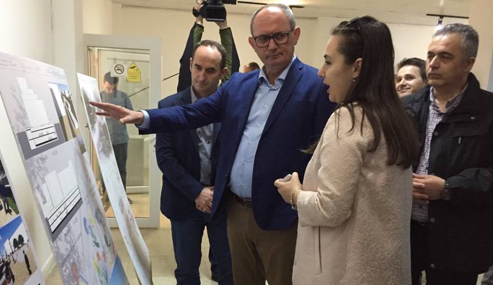 Profesorët dhe studentët e UBT-së, hapën ekspozitën “Dizajnimi i Sheshit” në Ferizaj