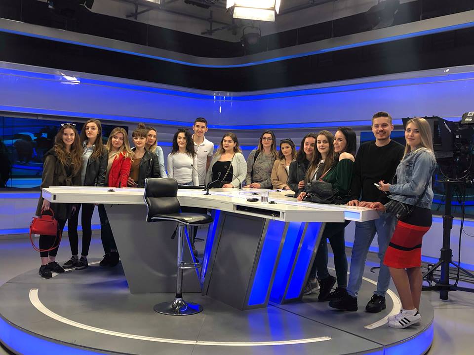 Studentët e gazetarisë vizituan Radiotelevizionin e Kosovës
