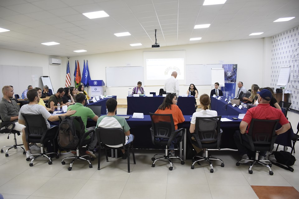 Ish-gjeneralët e NATO-s trajnojnë studentët e UBT-së për zgjidhjen e krizave