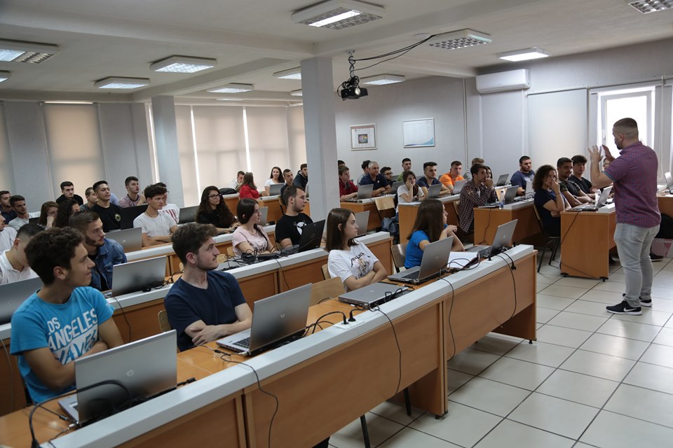 Maturantë të shumtë nga Kosova po marrin pjesë në UBT Summer of Code