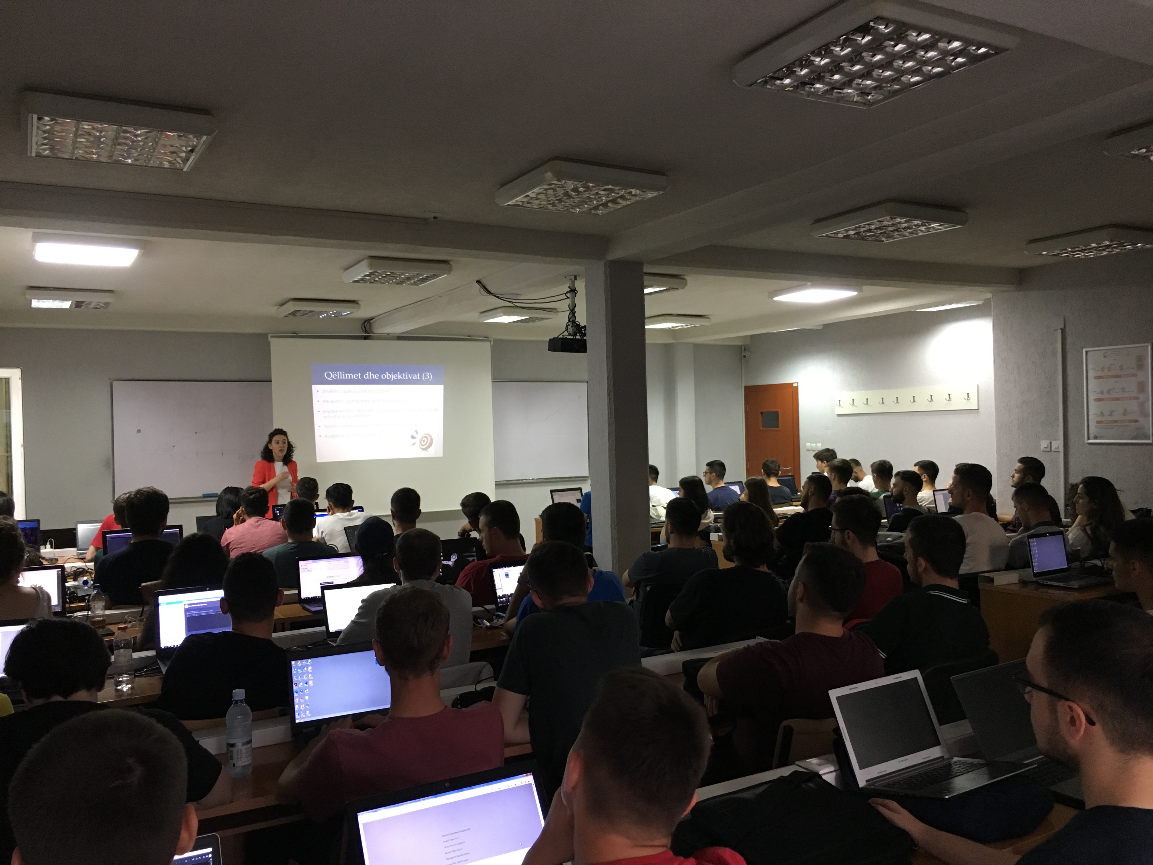 Në Akademinë e SHKI-së ligjërohet për zhvillimin e aplikacioneve mobile dhe Business Intelligence