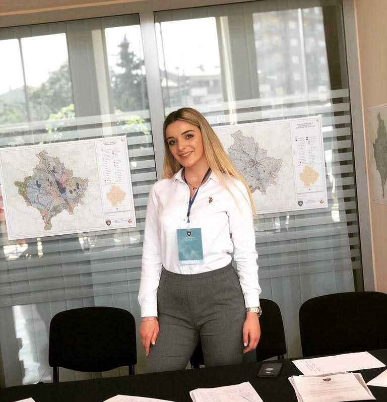 Studentja e Fakultetit Media dhe Komunikim punësohet në Ministrinë e Administratës Publike