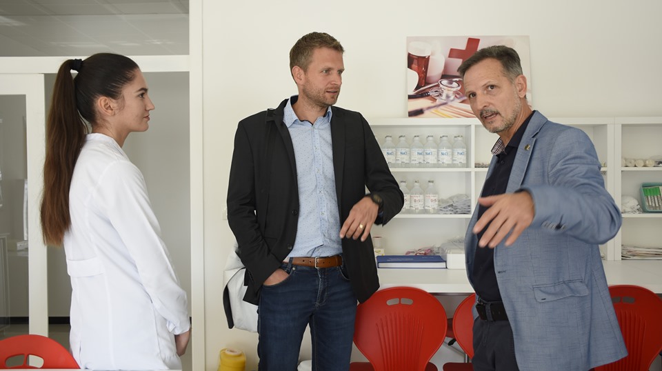 Studentët e Infermierisë së shpejti do të kenë mundësi të bëjnë punë praktike e të punësohen në klinikat gjermane, “RoMed”