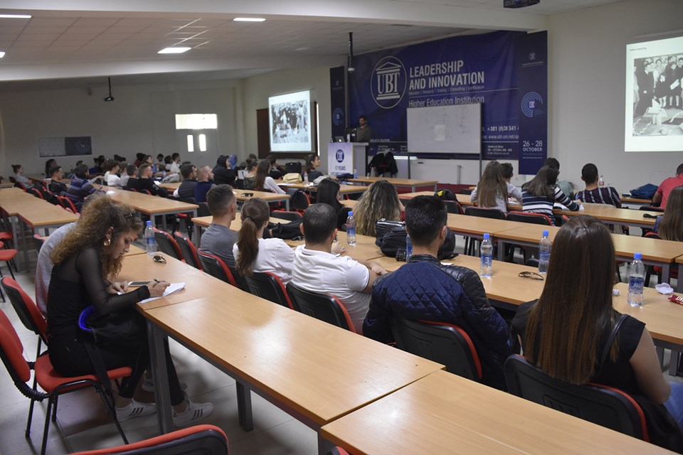 Studentët e UBT-së dëgjojnë ligjëratë nga artisti i njohur, Luka Savić
