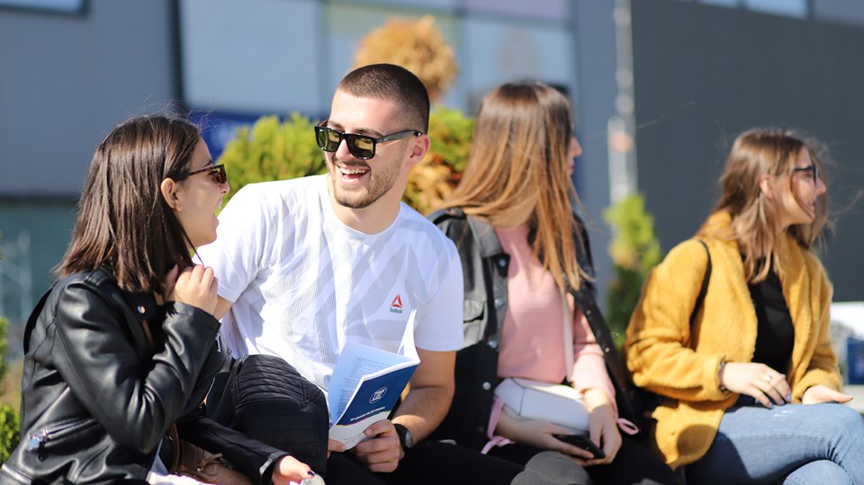 UBT përkrah dhe motivon studentët me bursa studimi