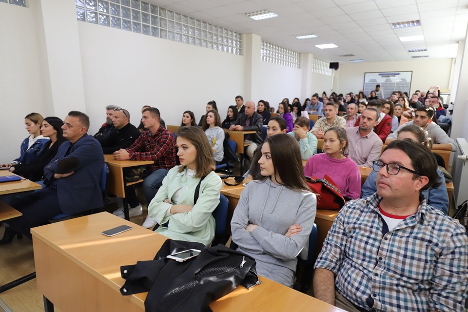 Gazetarja Susanna Inkinen njofton studentët e UBT-së me gjendjen e sigurisë së gazetarëve dhe punonjësve medialë