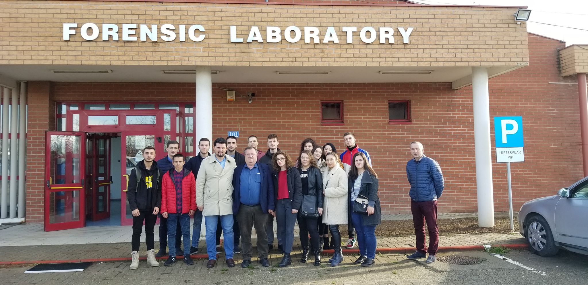 Studentët e UBT-së vizitojnë Laboratorin modern të Forenzikës