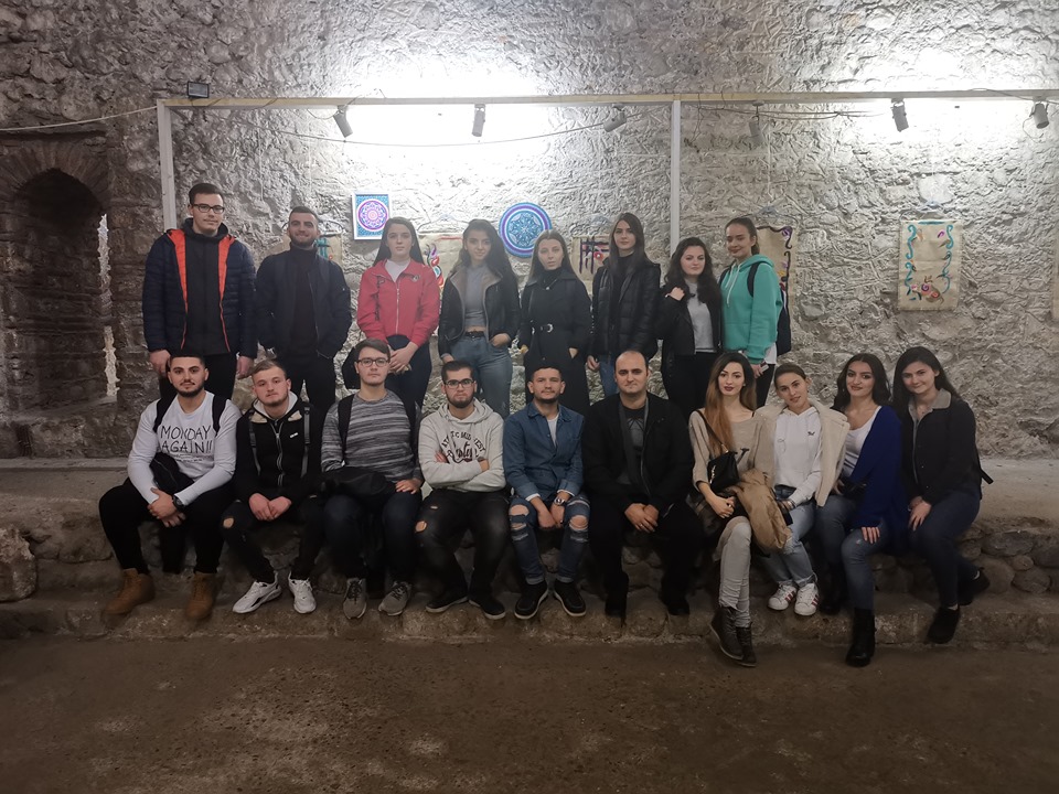Studentët e Arkitekturës dhe Planifikimit Hapësinor vizitojnë monumente historike në Prizren