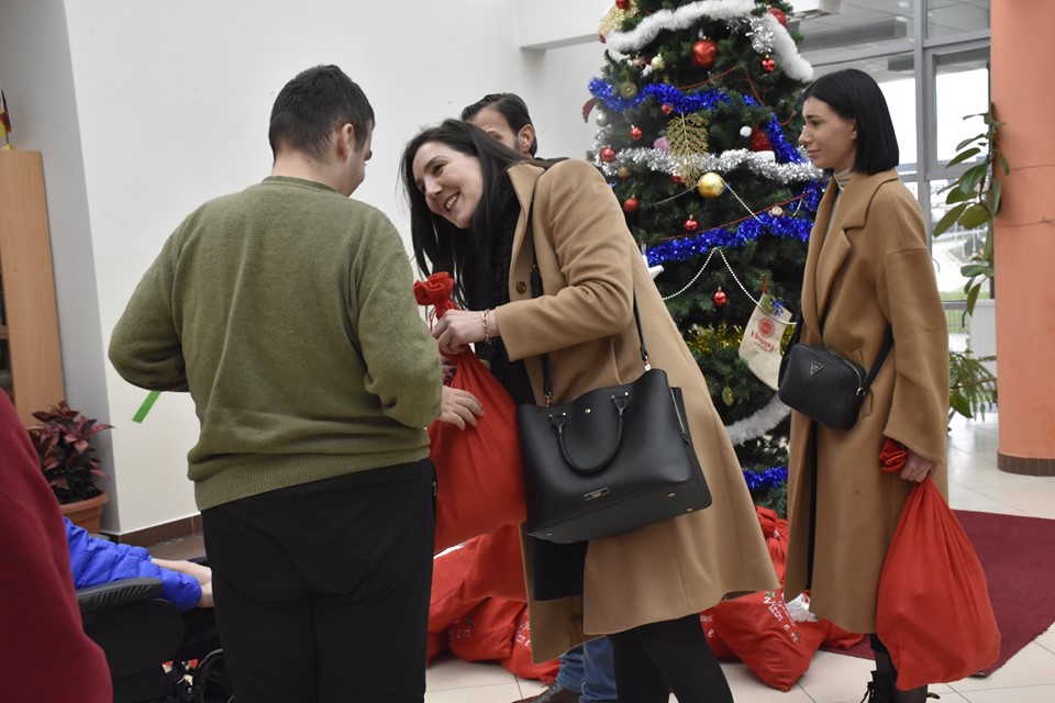 UBT shpërndan dhurata për nxënësit e Qendrës Burimore për Mësim dhe Këshillim “Përparimi”, në Prishtinë