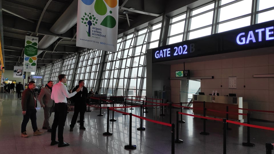 Studentët e Inxhinierisë së Ndërtimit dhe Infrastrukturës vizituan Aeroportin Ndërkombëtar të Kosovës, “Adem Jashari”