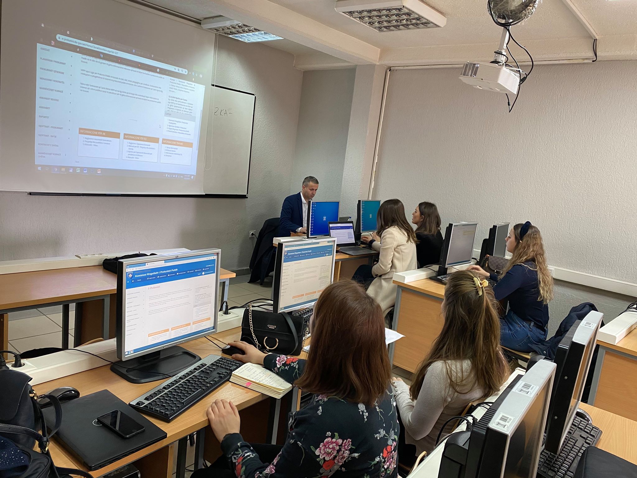 Studentët e MBE-së përfitojnë njohuri të reja për Prokurimin Publik dhe Privat