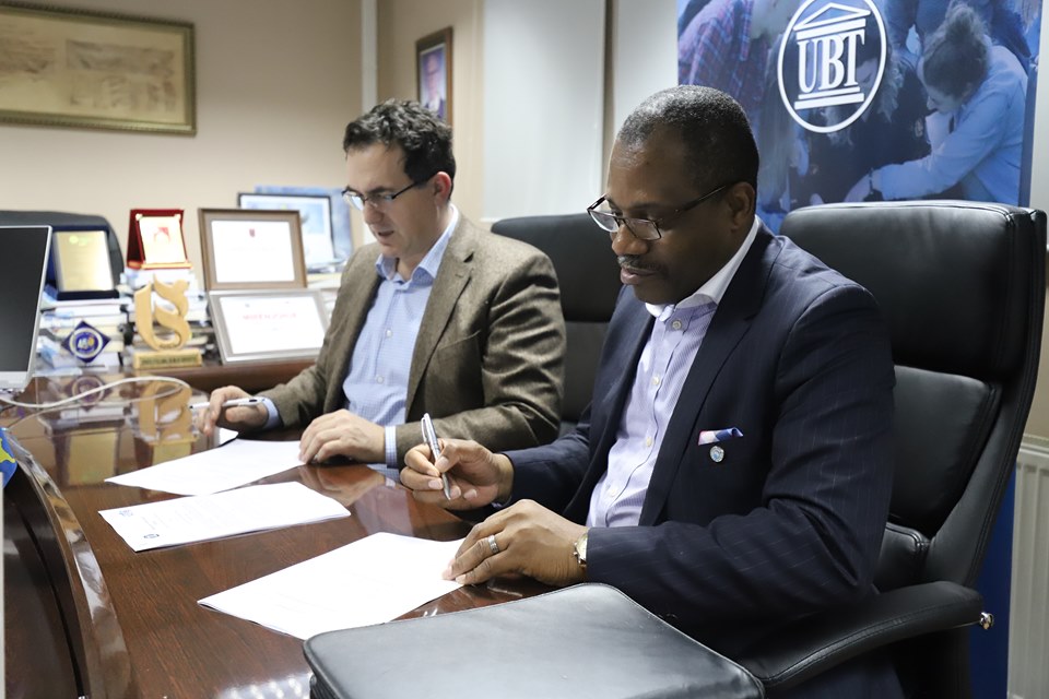 UBT lidh marrëveshje bashkëpunimi me English Teaching and Training Center