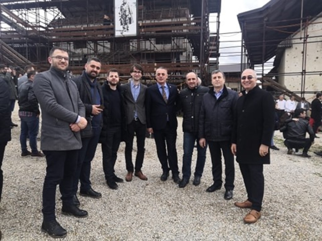 Stafi i UBT-së bëri homazhe para varreve të familjes Jashari, në Prekaz