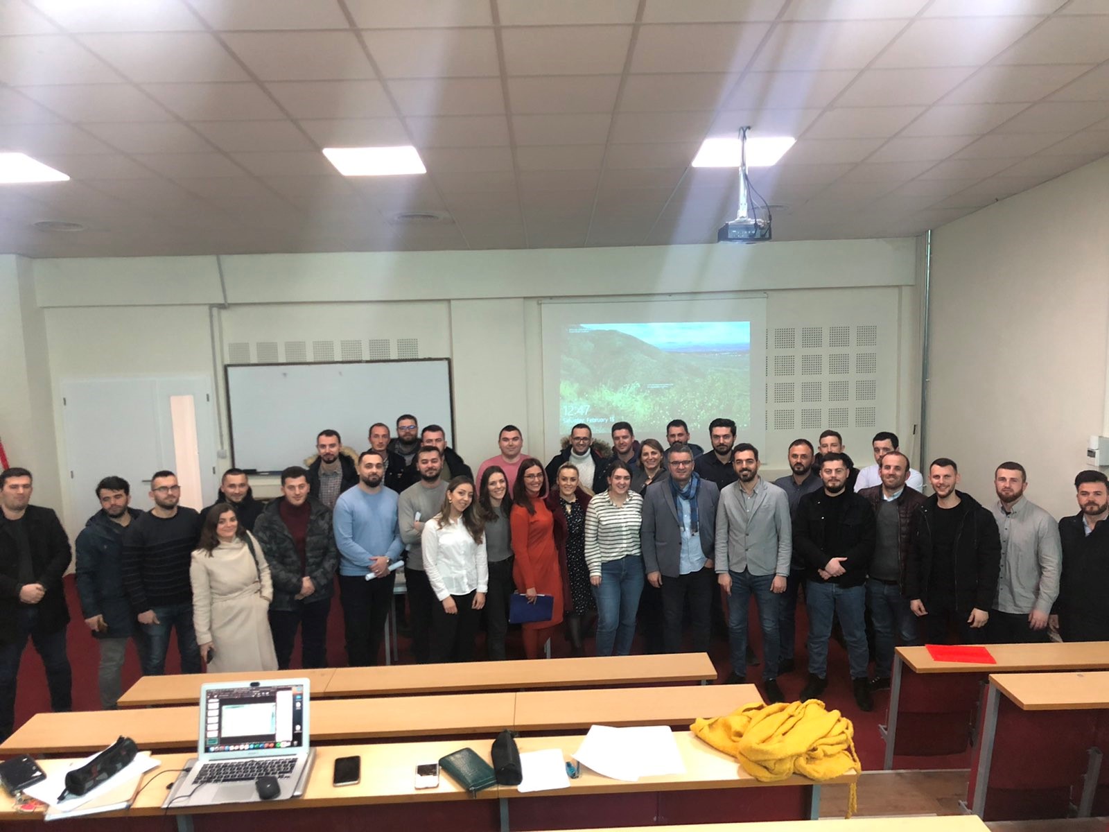 Studentët e nivelit master në Ndërtimtari, prezantojnë punimet e tyre semestrale të betonit