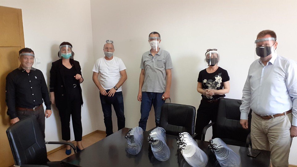 UBT në mbështetje të Kosovës, dhuron maska mbrojtëse për punëtorët e komunës së Prishtinës