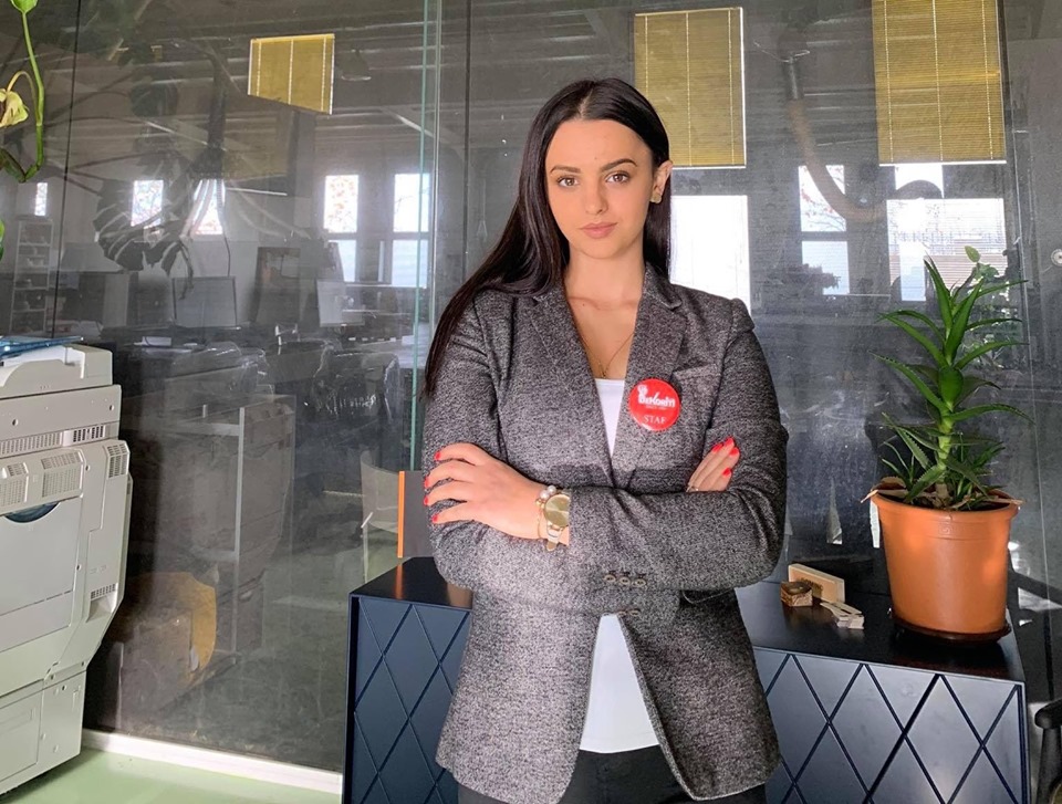 Studentja Danijella Pera e punësuar në studion e dizajnit “Dekorit”