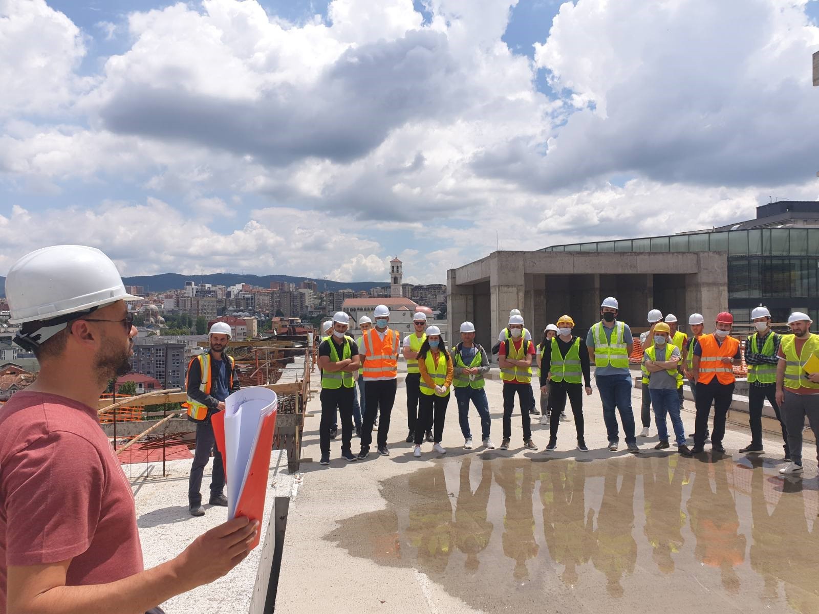 Studentët e Ndërtimtarisë realizojnë vizitë studimore tek objekti i 40-katëshit