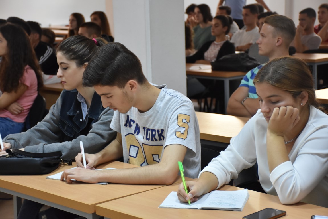 UBT ju uron suksese maturantëve në testin shtetëror të maturës