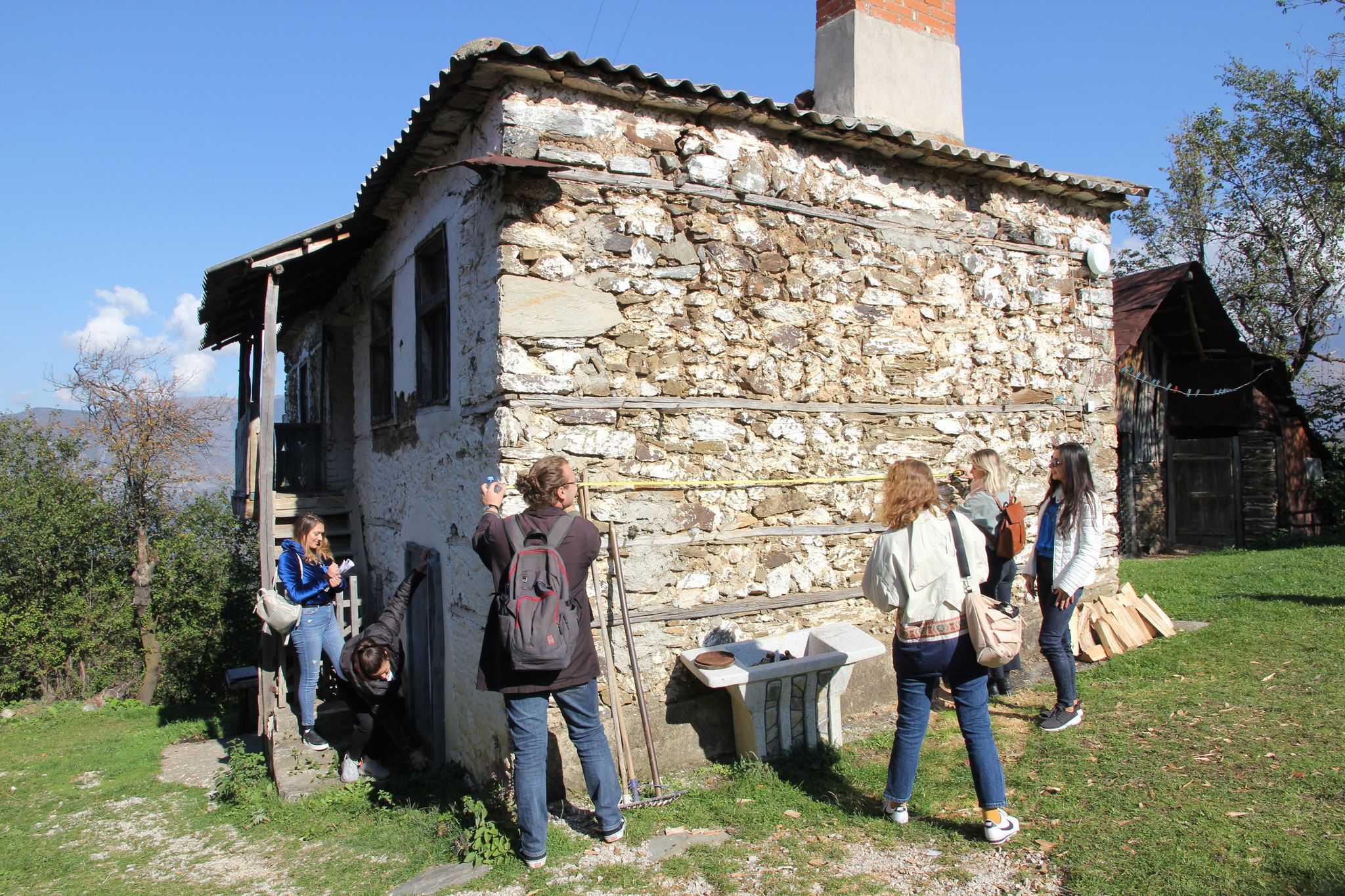 Studentët e Fakultetit të Arkitekturës dhe Planifikimit Hapësinor realizojnë vizitë studimore në fshatin Struzhë