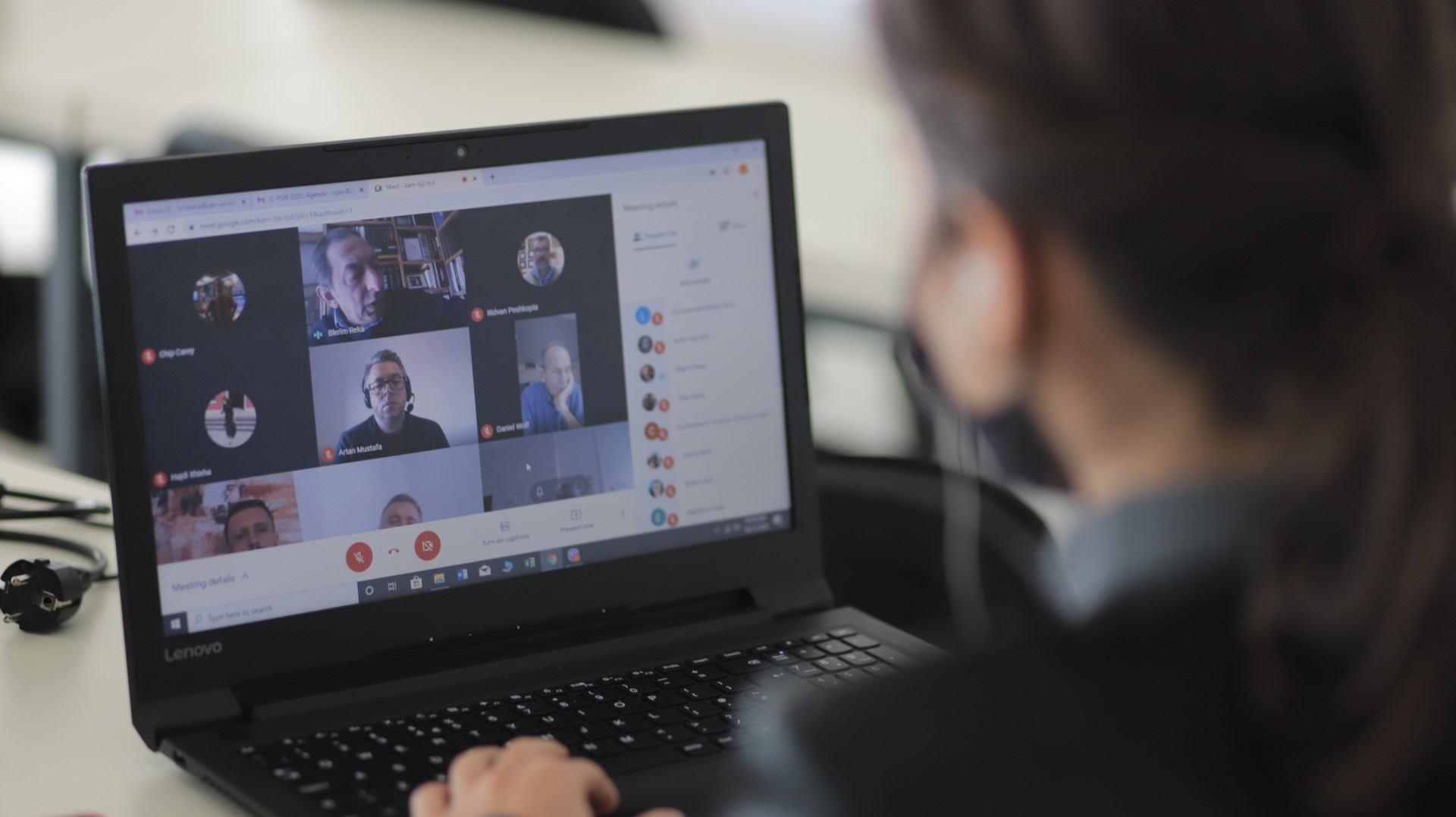 Në Konferencën Ndërkombëtare të Shkencave Politike, studiuesit dhe hulumtuesit shkencorë prezantojnë punime të ndryshme në fushën e politikës