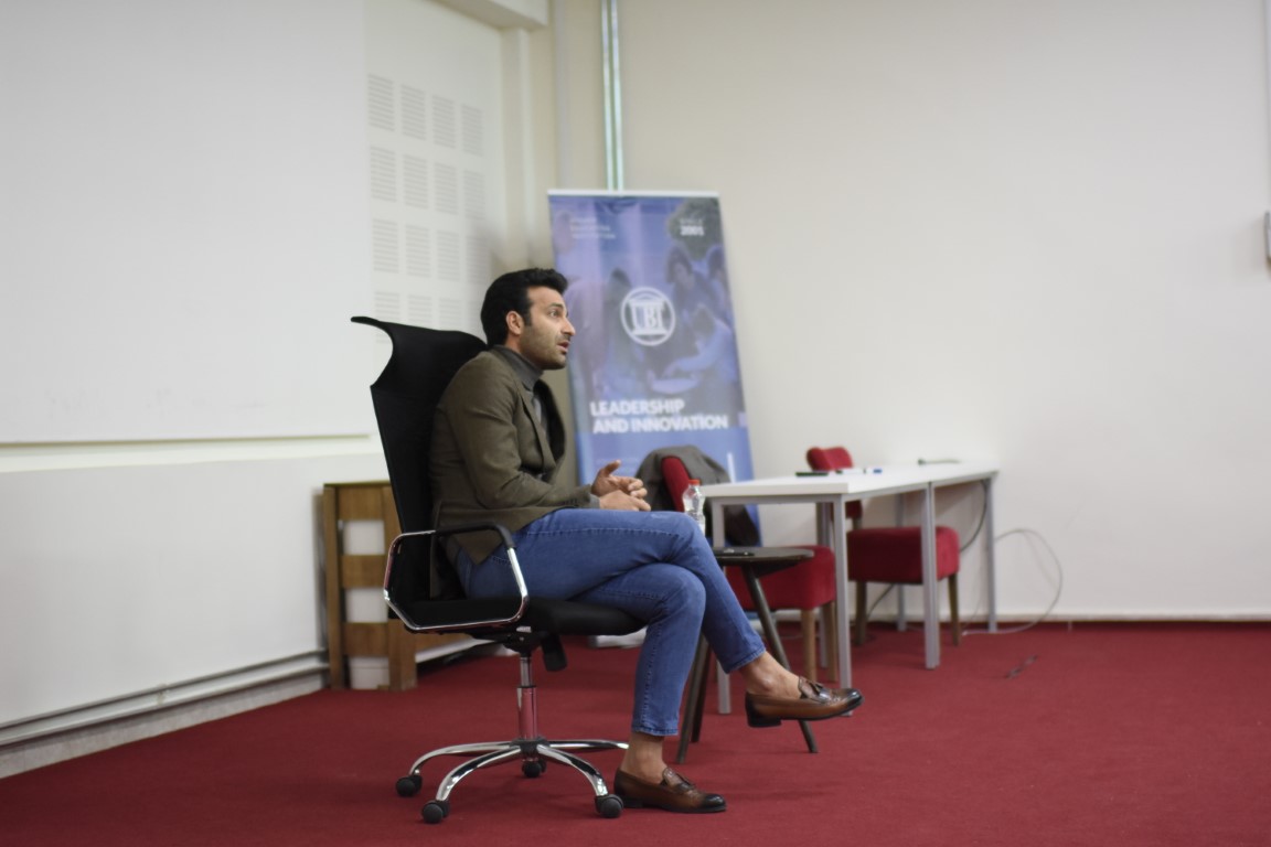 Tenori Ramë Lahaj mbajti ligjëratë për studentët e Fakultetit të Muzikës Moderne, Produksion Digjital dhe Menaxhment