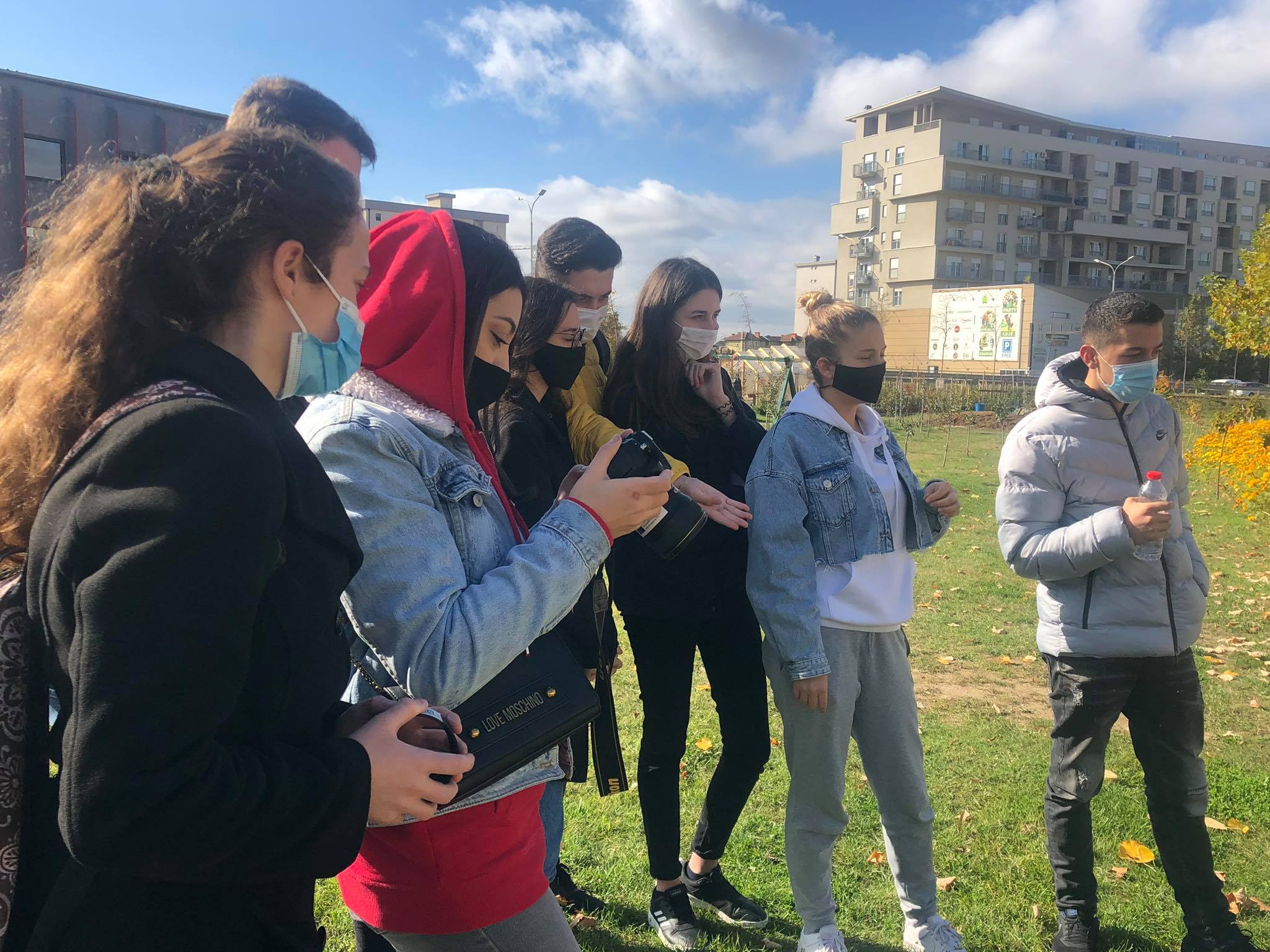 Studentët e Medias dhe Komunikimit mbajnë fizikisht pjesën praktike të mësimit, respektojnë masat e pandemisë