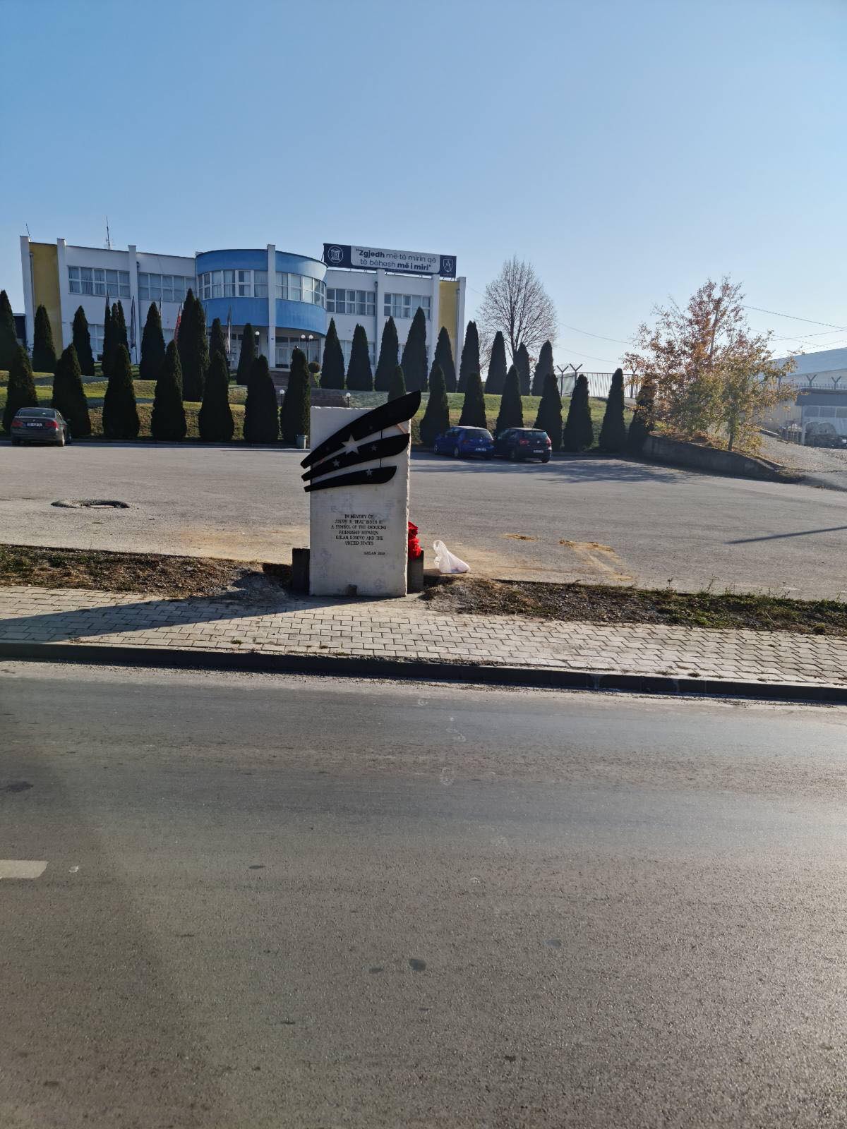 Shpaloset monumenti i Joseph R. “Beau” Biden III, para objektit të UBT-së në Gjilan