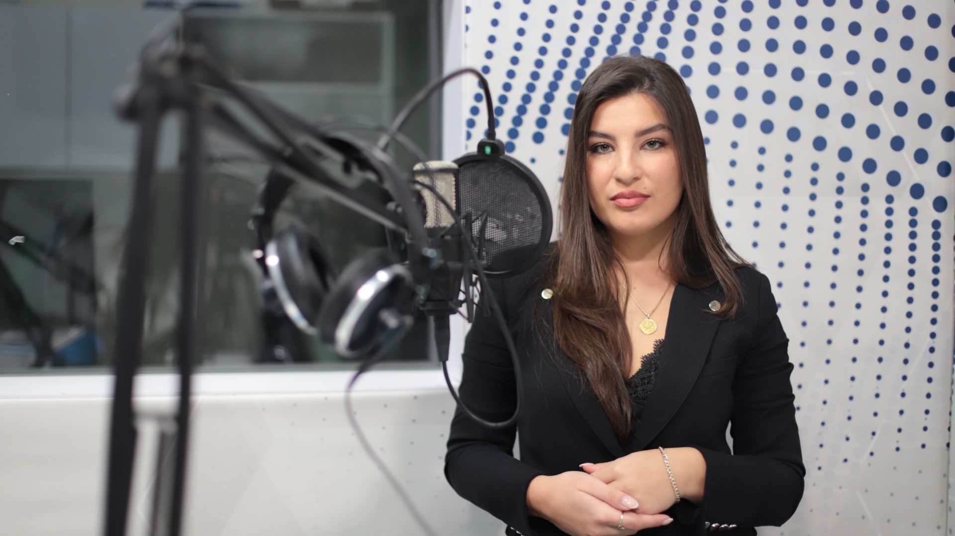 Studentja Edona Sulejmani punësohet në Radio Campus