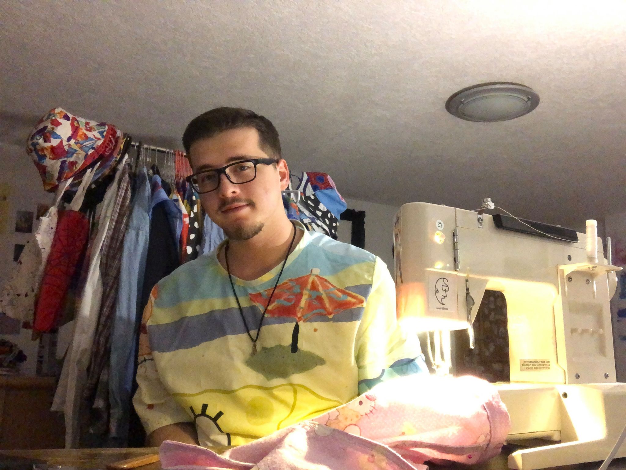 Studenti i UBT-së, Arbër Asllani, krijoi brendin e tij “23456 Faces”, përmes materialeve të ripërdorueshme