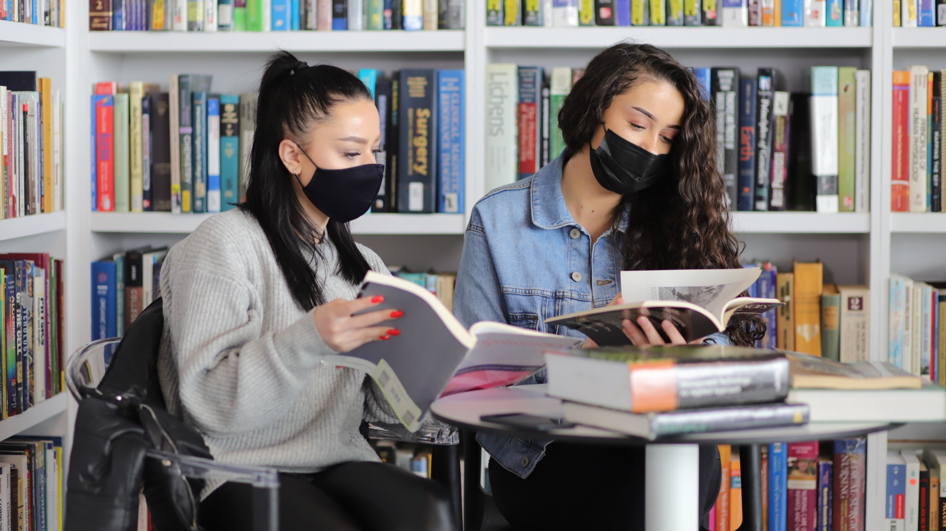 Biblioteka e UBT-së, një ndërlidhje mes librit fizik dhe atij elektronik