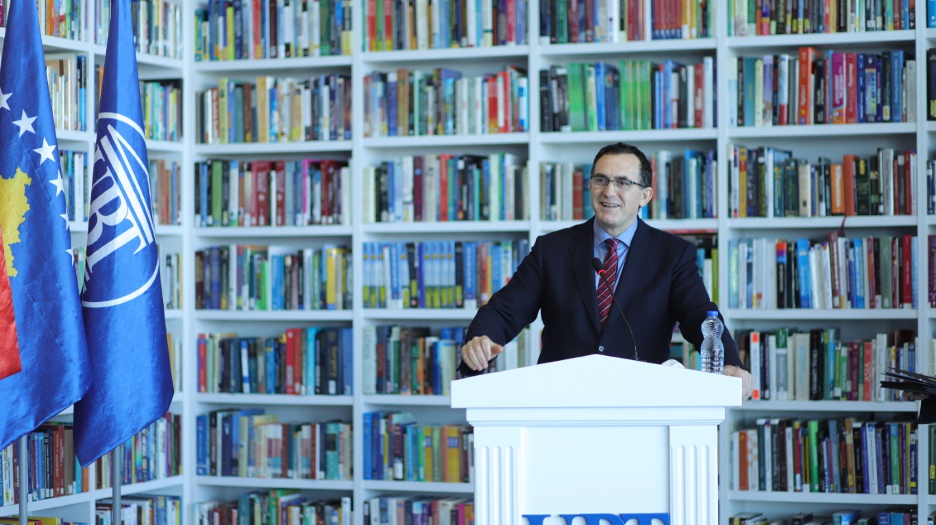 UBT organizoi ceremoni për nder të 13-vjetorit të Pavarësisë së Kosovës – Ndahen mbi 300 bursa studentëve të dalluar