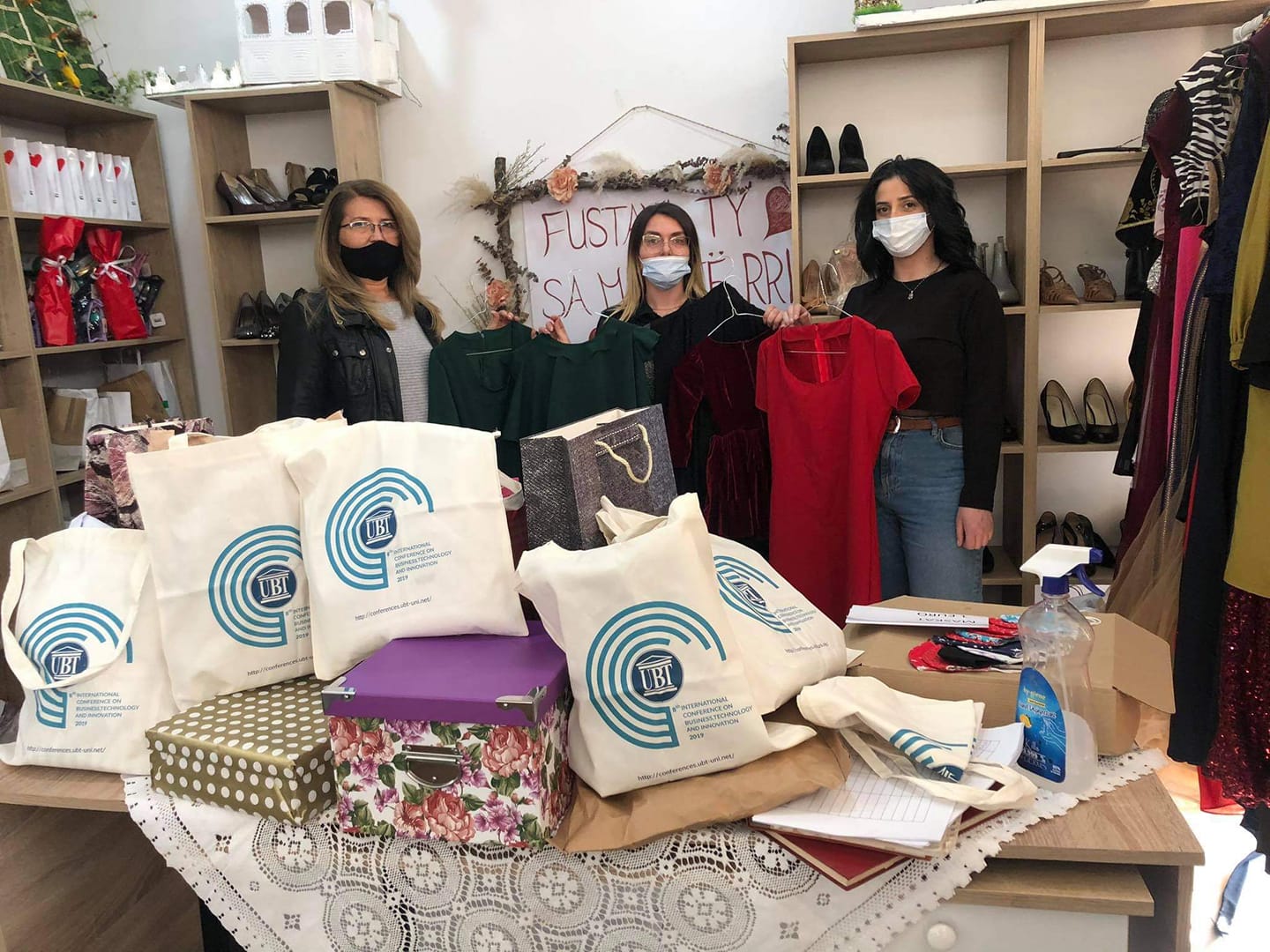 Studentët e Fakultetit të Dizajnit të Integruar bëhen pjesë e kampanjës “Fustani ty, sa mirë të rri”