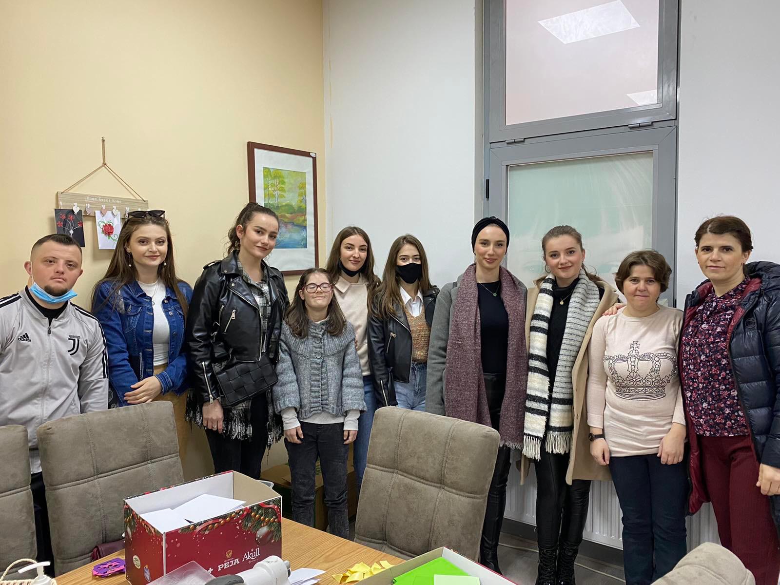 Studentët e Dizajnit të Integruar kanë dizajnuar veshje për shoqatën e personave me Down Syndrome