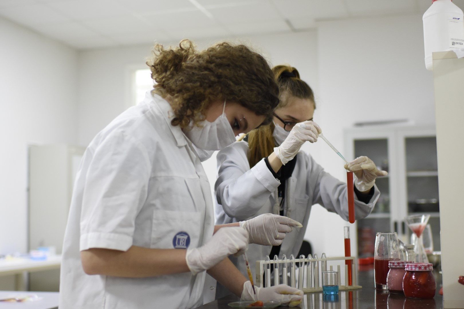 Laboratori i Mikrobiologjisë së Ushqimit “UBT”, mundëson analizat mikrobiologjike të ushqimeve
