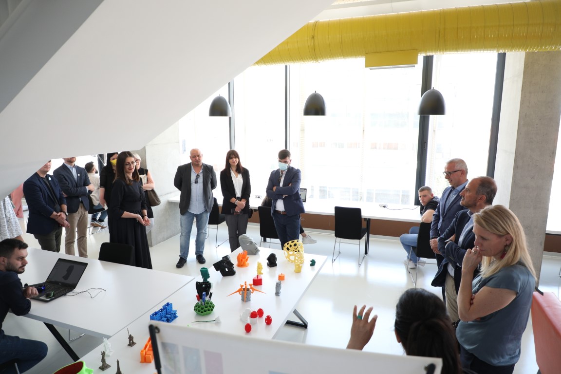 Ambasadori i BE-së në Shqipëri, Luigi Soreca, vizitoi “Korça Innovation and Technology Hub”