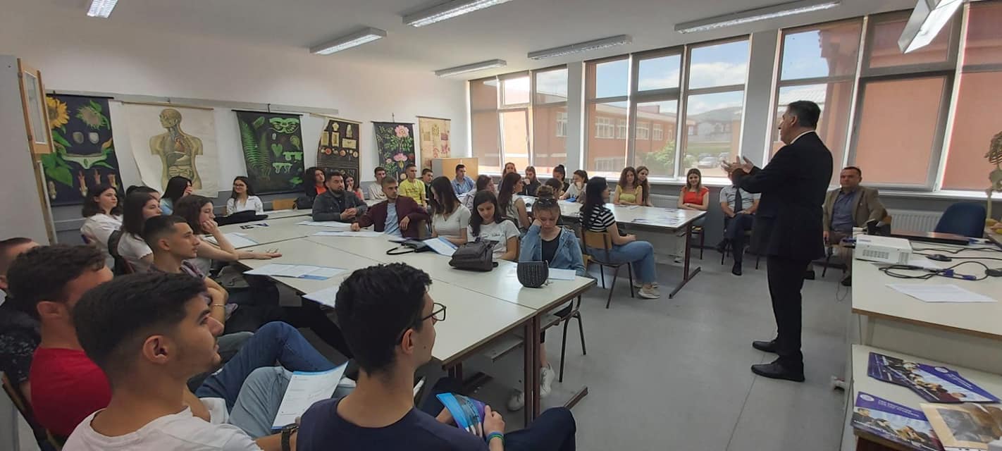 Qendra e Karrierës prezanton UBT-në para maturantëve të Preshevës