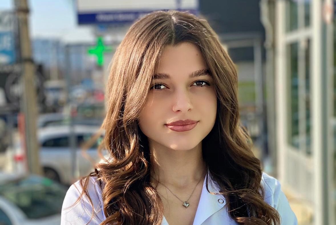 Studentja e Fakultetit të Infermierisë, Shqiponja Berisha, punësohet në klinikën “Pharm-Aorta”