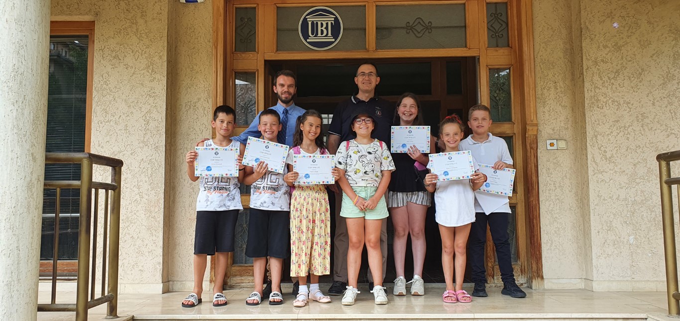 Certifikohet grupi i parë i qendrës për fëmijë dhe të rinj “UBT Junior Hub”
