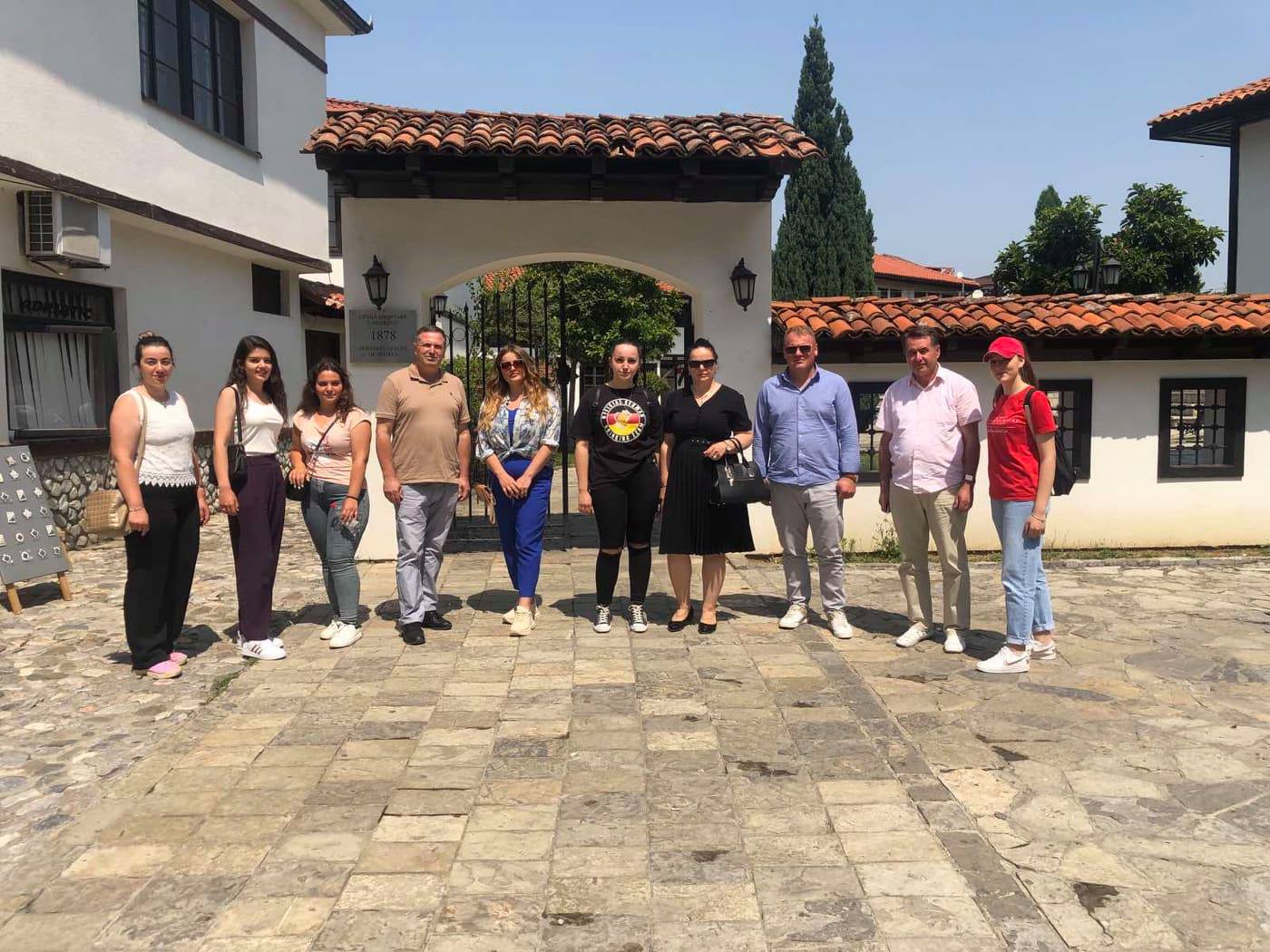 Përmbyll aktivitetin Akademia Ndërkombëtare Verore e Turizmit dhe Trashëgimisë Kulturore – pjesëmarrësit vizitojnë qytetin e Prizrenit