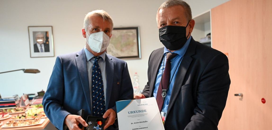 Profesori i UBT-së, Arsim Gërxhaliu dekorohet me çmimin “Kryqi i Nderit të Argjendtë”