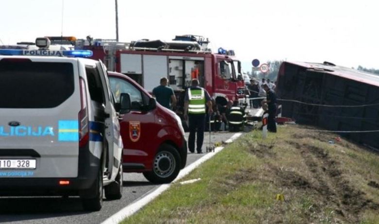 Rektori Hajrizi ngushëllon familjarët e bashkëatdhetarëve që humbën jetën në aksidentin në Kroaci