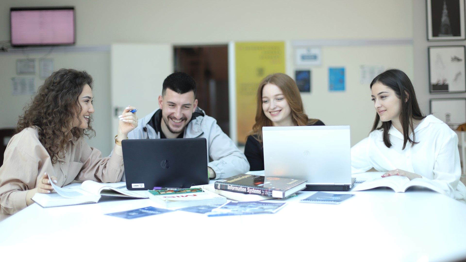 Profesori ndërkombëtar David Collins pjesëmarrës në Akademinë Ndërkombëtare Verore të Qëndrueshmërisë në Paluajtshmëri