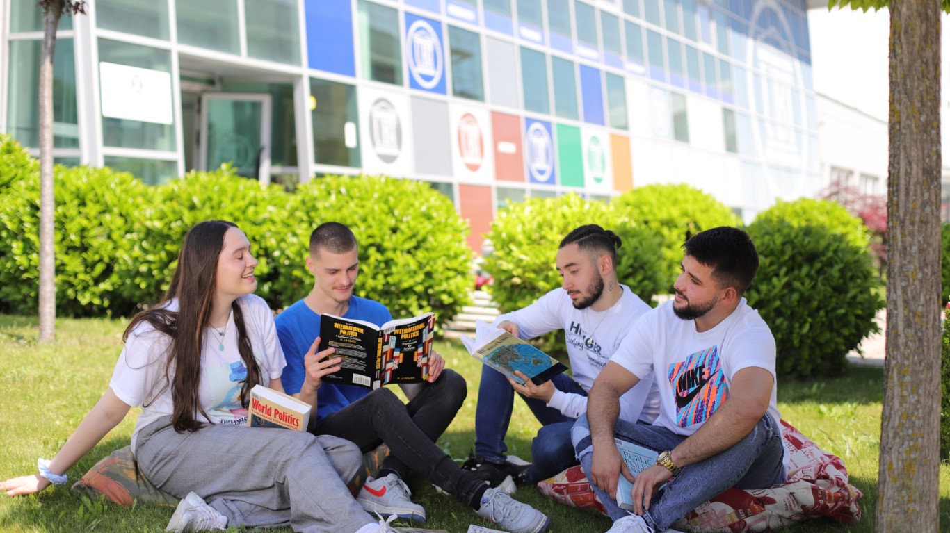 UBT për nder të 20 vjetorit ndanë 20 lloje të bursave për studentët e rinj