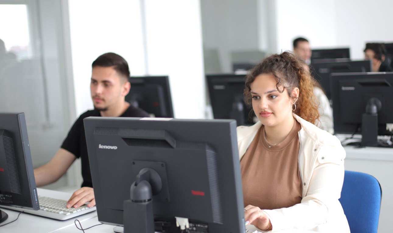 Akademia Ndërkombëtare Verore e Fakultetit Shkenca Kompjuterike dhe Inxhinieri në UBT fillon aktivitetin me ligjëratën për VR dhe AR